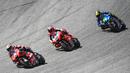Para pembalap saat beraksi pada MotoGP Austria di Sirkuit Red Bull Ring, Minggu (16/8/2020). Dovizioso finis pertama dengan catatan waktu 28 menit 20,853 detik. (AFP/Joe Klamar)