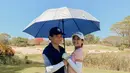Tidak hanya main di satu arena golf. Beberapa pasangan ini main golf di kawasan Sentul hingga Bali. Main golf sambil pacaran tentu jadi salah satu momen menyenangkan. (Liputan6.com/IG/@salshabillaadr)