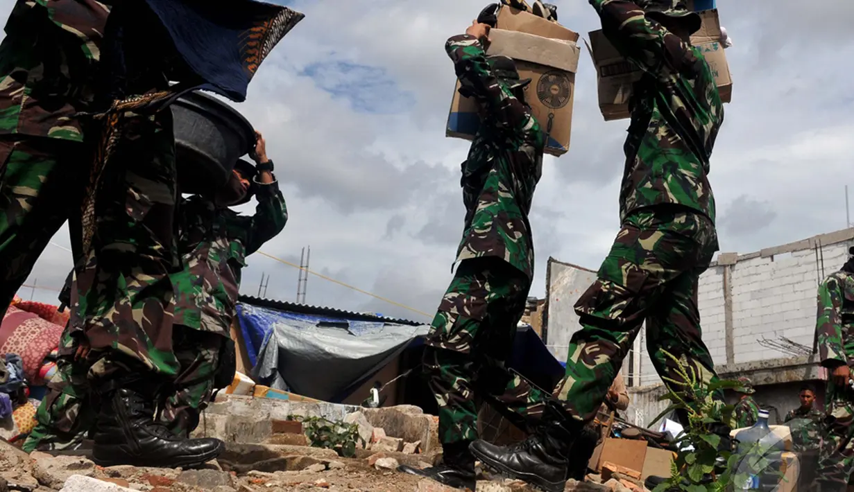 Personel TNI AD mengeluarkan  barang milik warga ketika berlangsungnya pembebasan Asrama Batalyon Siliwangi di Cililitan, Jakarta Timur, Kamis (8/1/2015). (Liputan6.com/Johan Tallo)