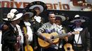 Lewis Hamilton bermain gitar bersama band mariachi di Coliseo Arena, Mexico City, (28/10/2015). (Reuters/Henry Romero)