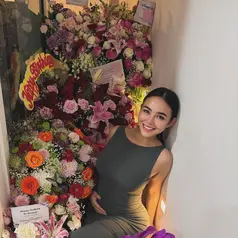 Setelah sebelumnya tampil santai mengenakan hoodie Balenciaga saat merayakan momen spesial bersama sahabat dan keluarga, kali ini ia memilih look yang jauh lebih elegan dan feminin. [@amandamanopo].