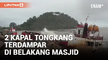 Cuaca Ekstrim Buat 2 Kapal Tongkang Terdampar di Belakang Masjid