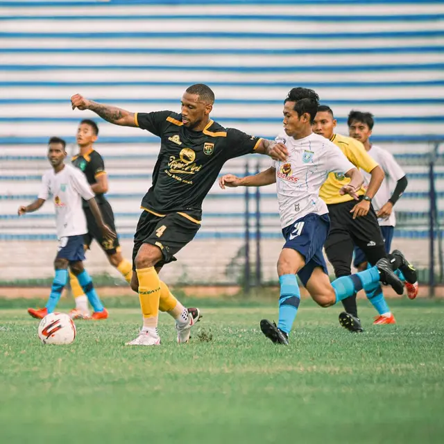 6 Aksi Pemain Asing Persebaya saat di Laga Uji Coba Lawan Persela Lamongan