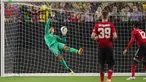 Kiper MU, Joel Pereira gagal mengamankan bola saat melawan Club America pada laga uji coba di University of Phoenix Stadium, Glendale, Arizona, (19/7/2018). MU bermain imbang 1-1. (Christian Petersen/Getty Images for International Champions Cup/AFP)