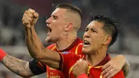 Penyerang Persija Jakarta, Eksel Runtukahu, merayakan gol ke gawang Persebaya Surabaya bersama Fabio Calonego pada lanjutan BRI Super League 2025/2026 di Stadion Utama Gelora Bung Karno, Jakarta, Sabtu (11/4/2026). (Bola.com/Bagaskara Lazuardi)