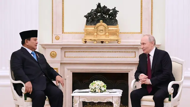 Pertemuan Presiden Prabowo Subianto dan Presiden Vladimir Putin di Moskow, Rusia. Presiden Prabowo ditemani oleh Menteri ESDM Bahlil Lahadalia dan Sekretaris Kabinet Teddy Indra Wijaya.  (Dok Kementerian ESDM)