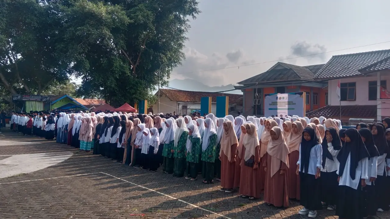 Pasangan Abdusy Syakur Amin – Luthifianisa Putri Karlina (SANTRI), menggelar istigosah kubro nonstop 22 jam oleh 2.200 santri di 22 pesantren di Hari Santri Nasional (HSN) 2024 di Garut. (Liputan6.com/Jayadi Supriadin)