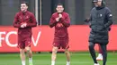 Pelatih Liverpool, Jurgen Klopp (kanan) bersama bek Andrew Robertson (kiri) dan gelandang James Milner menghadiri sesi latihan di tempat latihan Melwood, Inggris (18/10/2021). Liverpool akan bertanding melawan Atletico Madrid pada Grup B Liga Champions di Wanda Metropolitano. (AFP/Paul Ellis)