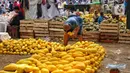 Semangka, pepaya, pisang kepok, melon, hingga bengkuang menjadi beberape jelnis buah yang banyak dicari pembeli. (Liputan6.com/Angga Yuniar)