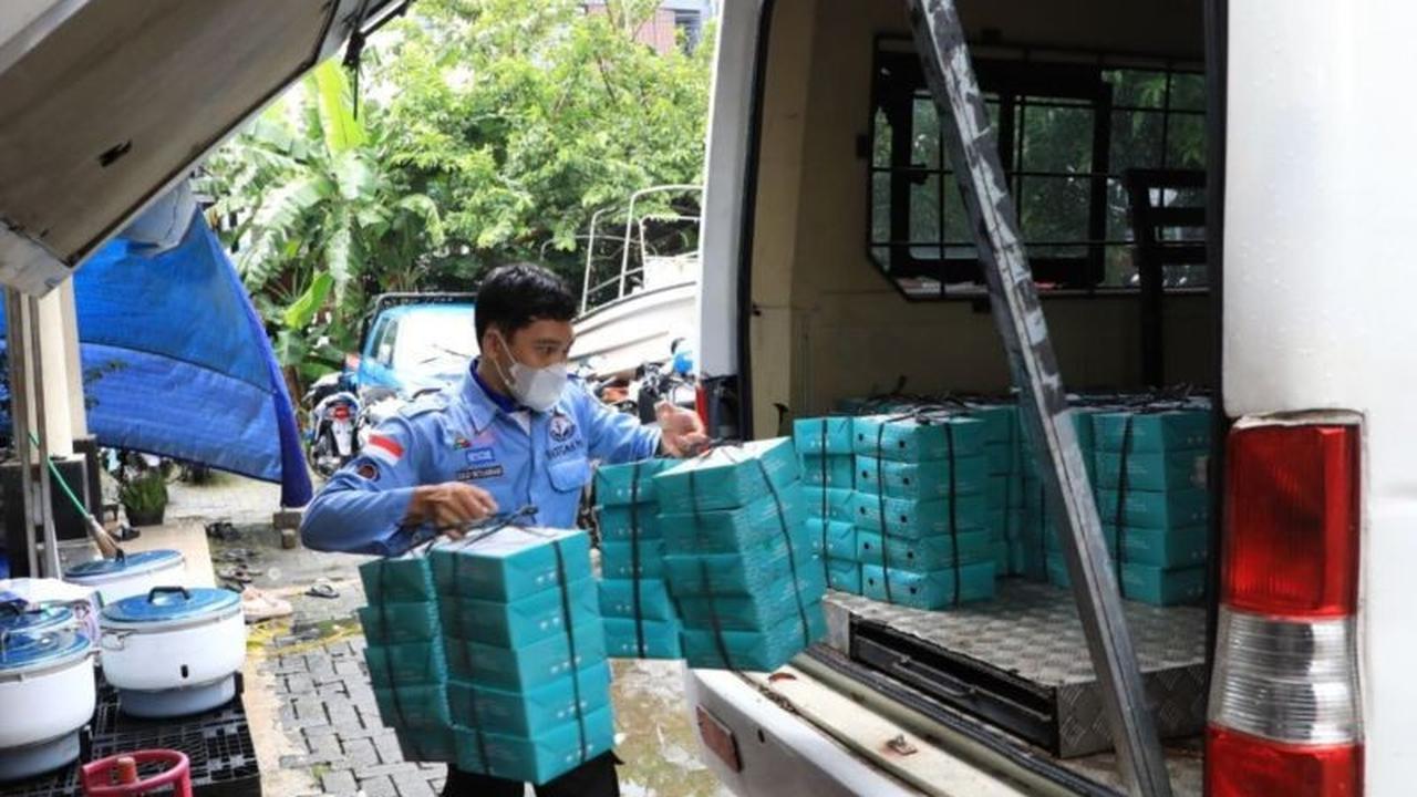 Sudinsos Jaksel Salurkan Ribuan Bantuan Makanan Siap Saji untuk Warga Terdampak Banjir