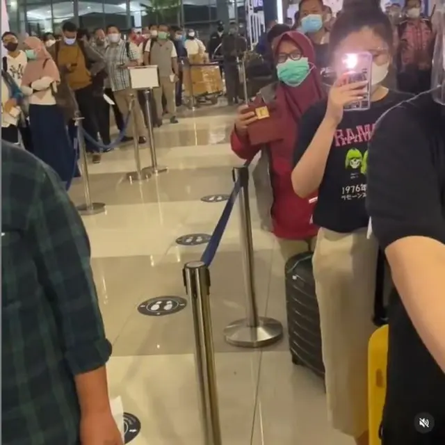 Hotman Paris Protes Antrean Panjang Stempel Tes Swab di Bandara Soetta