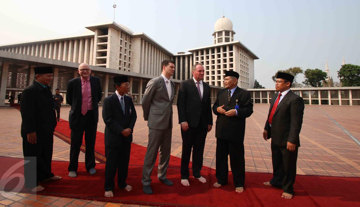 Menteri Pertanian dan Sumber Daya Air Australia, Barnaby Joyce (ketiga kanan) mengunjungi Masjid Istiqlal di Jakarta, Rabu (7/10/2015). Joyce melawat ke masjid terbesar di Asia Tenggara itu bersama Dubes Australia, Paul Grigson.(Liputan6.com/Angga Yuniar)