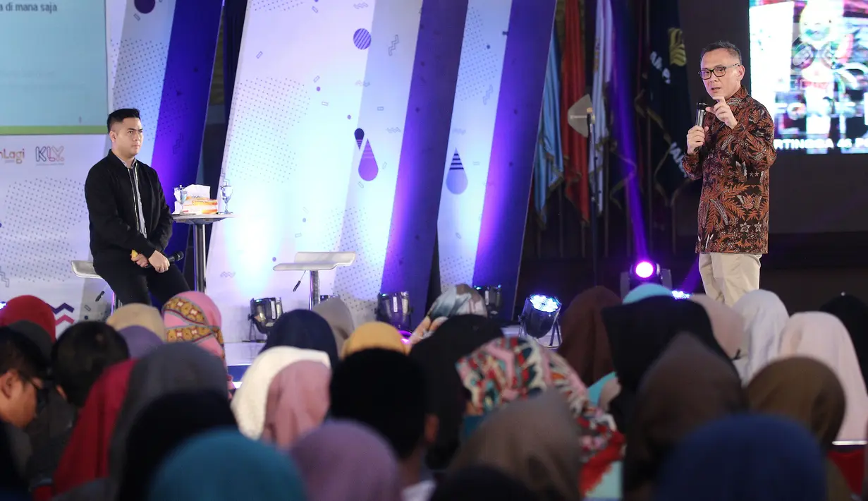 President Director & CEO Indosat Ooredoo Joy Wahjudi berinteraksi dengan para peserta di gelaran Emtek Goes To Campus 2018 di Universitas Negeri Semarang (UNNES), Semarang, Kamis (19/7). (Liputan6.com/Herman Zakharia)