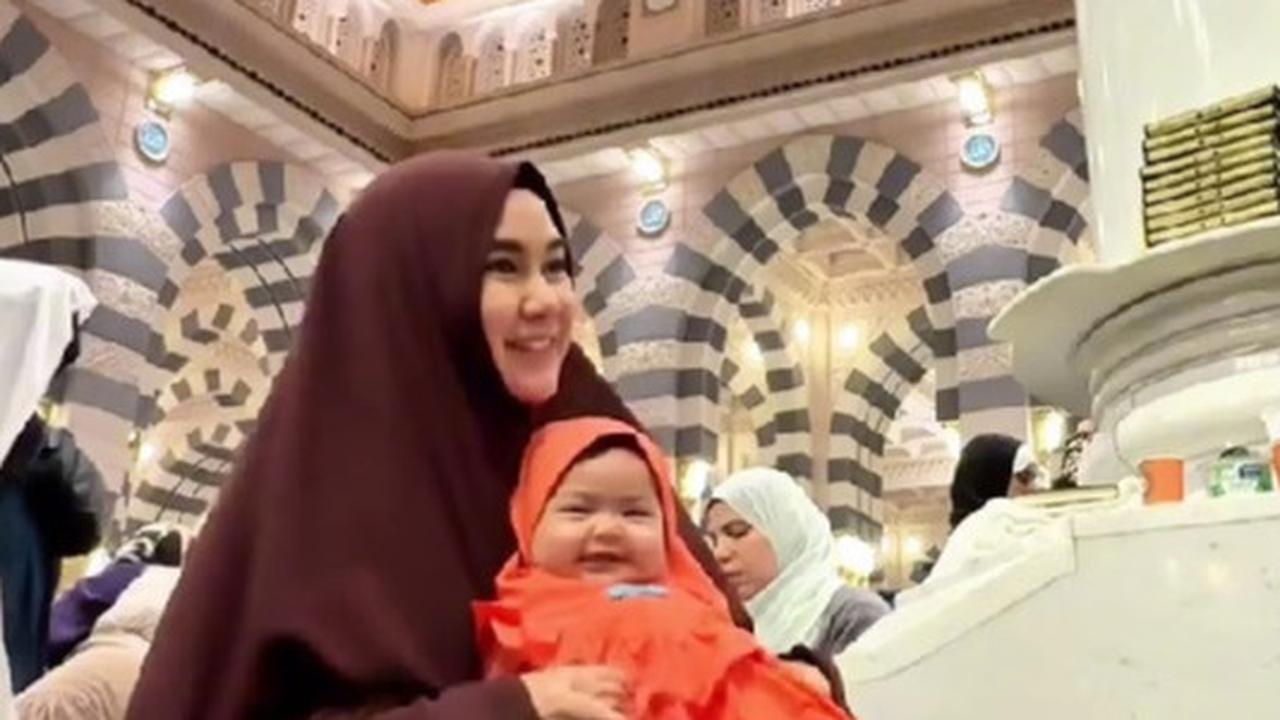 Potret Keseruan Anisa Rahma Eks Member Cherrybelle Bukber di Masjid Nabawi Sambil Gendong Anaknya, Netizen Kompak Bershalawat dan Berdoa
