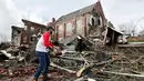 Sumant Joshi membantu membersihkan puing-puing Gereja East United Methodist setelah rusak parah akibat tornado menerjang Nashville, Tennessee, Amerika Serikat, Selasa (3/3/2020). Terjangan tornado menyebabkan kerusakan besar pada bangunan, jalan, jembatan, dan pusat bisnis. (AP Photo/Mark Humphrey)