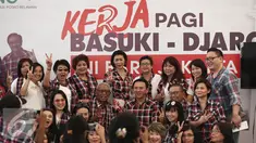 Cagub DKI Jakarta nomor urut dua, Basuki Tjahaja Purnama atau Ahok berfoto bersama pendukunganya di rumah lembang, Jakarta, Kamis (15/12). Pasca sidang perdana, pengunjung rumah lembang membludak untuk berfoto bersama. (Liputan6.com/Faizal Fanani)