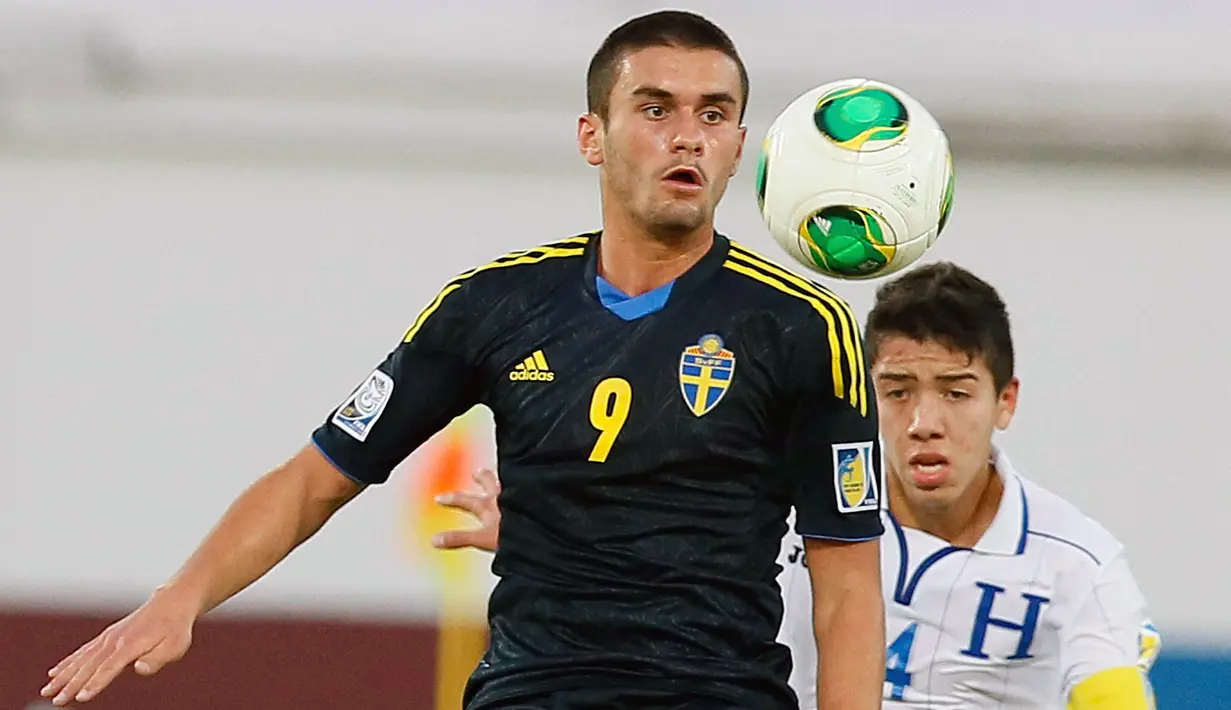 Striker Swedia, Valmir Berisha mengontrol bola di depan bek Honduras, Luis Santos pada laga perempatfinal Piala Dunia U-17 2013 di Khalifa Intrenational Stadium, Al Ain (1/11/2013). Valmir Berisha dinobatkan sebagai top skor Piala Dunia U-17 2013 di Uni Emirat Arab dengan raihan 7 gol. Swedia sendiri finis di posisi ketiga setelah menang 4-1 atas Argentina di laga perebutan tempat ketiga. (AFP/STR)