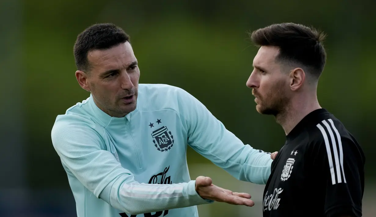Pelatih Argentina Lionel Scaloni berbicara kepada Lionel Messi selama sesi latihan di Buenos Aires, Argentina, Selasa (9/11/2021). Argentina akan bertanding melawan Uruguay pada kualifikasi Piala Dunia FIFA Qatar 2022 di Estadio Campeon del Siglo, Sabtu (13/11) pagi WIB. (AP Photo/Natacha Pisarenko)