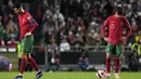 Usai kebobolan gol kedua di menit akhir babak kedua, Cristiano Ronaldo pun seolah tak percaya dan hanya bisa tertunduk melampiaskan kekecewaannya. (AP/Armando Franca)