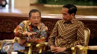 Menko Perekonomian Darmin Nasution (kiri), berbincang dengan Presiden Joko Widodo  dalam peresmian Pencanangan Sensus Ekonomi (SE) 2016 dan pembukaan rapat koordinasi teknis SE 2016 di Istana Negara, Jakarta, Selasa (26/4). (Liputan6.com/Faizal Fanani)