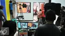 Sutradara dan kru sinetron High School Love Story sedang mengamati jalanin syuting  di lokasi syuting Studio MD, Jakarta, Kamis (20/8/2015). Sinetron HSLS sudah tayang sejak 10 Agustus 2015 lalu di SCTV. (Liputan6.com/Herman Zakharia)