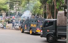 Antisipasi Rusuh, Massa di Depan Gedung Sate Dibubarkan dengan Gas Air Mata