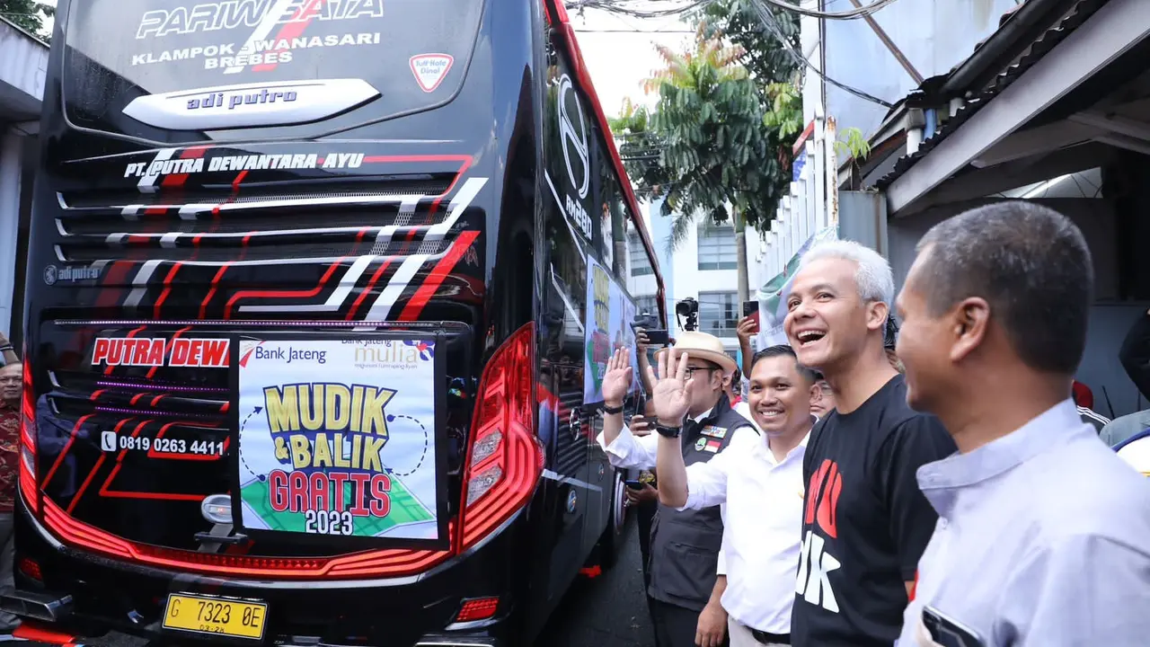 Gubernur Jawa Tengah Ganjar Pranowo saat melepas rombongan pemudik di jalan Padjajaran, Kota Bandung, Jawa Barat (Jabar).