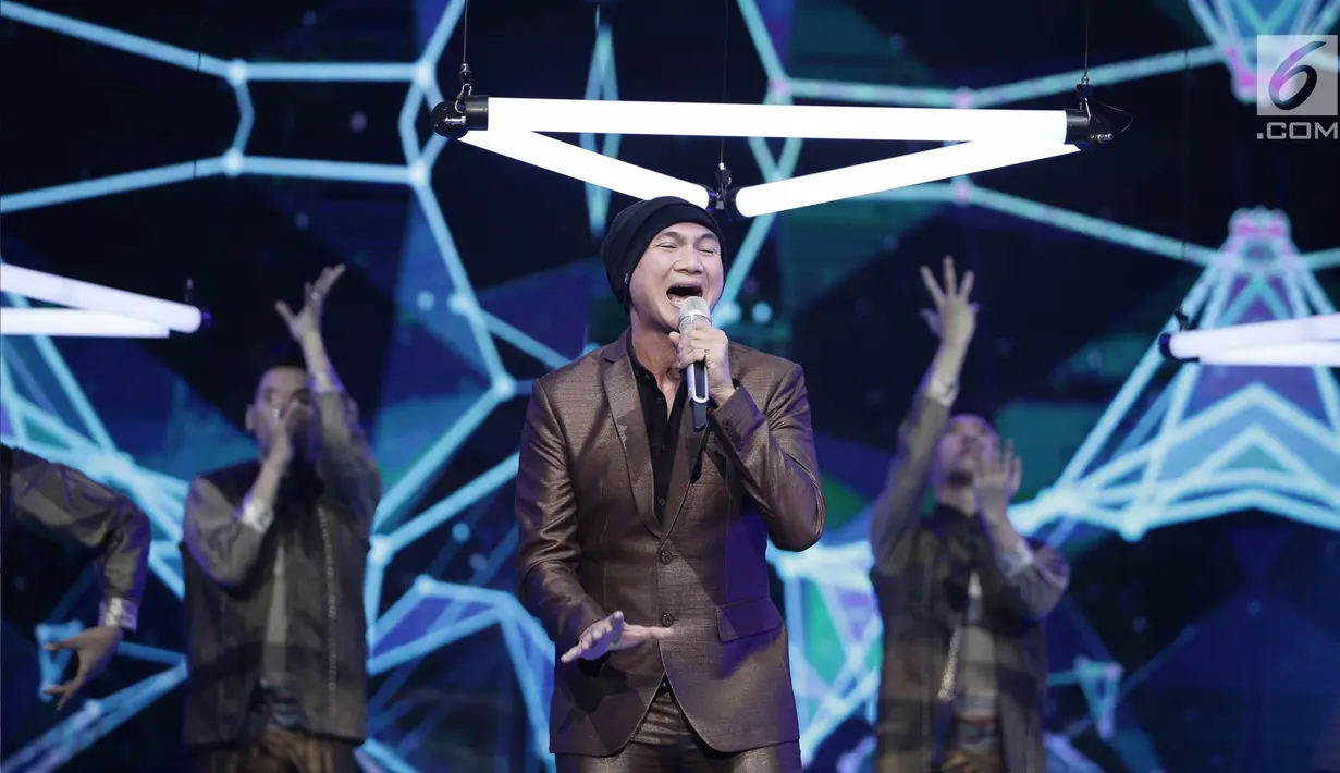 Ekspresi Anji saat tampil menghibur penonton dalam acara SCTV Music Award 2018 di Studio 6 Emtek, Jakarta, Jumat (27/4). Ajang ini bukan saja menghadirkan para nomine tapi juga artis papan atas yang menghibur di panggung. (Liputan6.com/Faizal Fanani)