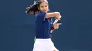 Emma Raducanu melakukan pukulan saat latihan pada Hari Kedua Belas US Open 2021 di USTA Billie Jean King National Tennis Center, New York (10/9/2021). Capaiannya ke babak final US Open 2021 merupakan pertama dalam karirnya. (Matthew Stockman/Getty Images/AFP)