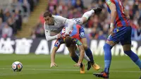 Gelandang Chelsea, Eden Hazard (atas) melakukan duel dengan pemain Crystal Palace, James McArthur. (AP Photo/Alastair Grant)