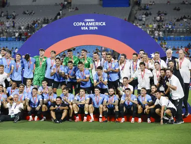 Para pemain Uruguay berpose dengan medalinya usai mengalahkan Kanada dalam adu penalti pada perebutan peringkat ketiga Copa America 2024 digelar di Stadion Bank of America, Minggu (14/7/2024) pagi WIB.  (AP Photo/Nell Redmond)