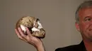 Profesor Lee Berger memegang replika tengkorak Homo Naledi, nenek moyang manusia yang baru ditemukan di Maropeng, Kamis (10 /9/2015). Ratusan potongan dari 15 kerangka ditemukan di satu gua di dekat Johannesburg. (REUTERS/Siphiwe Sibeko)