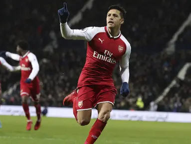 Pemain Arsenal, Alexis Sanchez merayakan gol saat melawan West Bromwich Albion pada lanjutan Premier League di The Hawthorns, West Bromwich, (31/12/2017). Arsenal bermain imbang 1-1 dengan West Bromwich. (Martin Rickett/PA via AP)