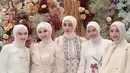 Salah satu yang mencuri perhatian adalah kehadiran Geng Mamayu, sahabat Syifa Hadju yang terdiri dari Melody Laksani, Kesha Ratuliu, Margin Winaya, Aurel Hermansyah, hingga Lesti Kejora. Mereka tampil serasi dalam busana bernuansa putih dan krem yang memberi kesan anggun sekaligus manis. [@aurel.hermansyah].