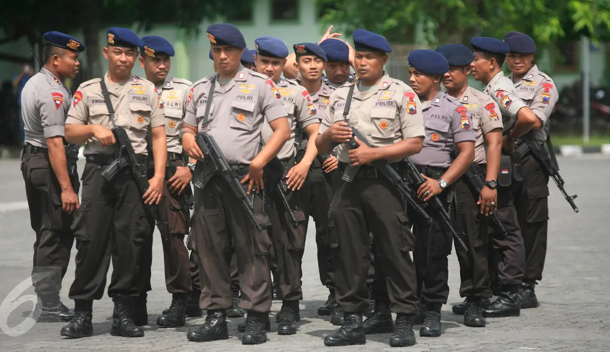 Petugas kepolisian di perisapkan untuk menjaga pemulangan pengungsi eks Garatar di Asrama Haji Donohudan, Boyolali, Jawa Tengah, (25/1).  Para pengungsi telah ditampung dari 24 Januari malam. (Boy Harjanto)