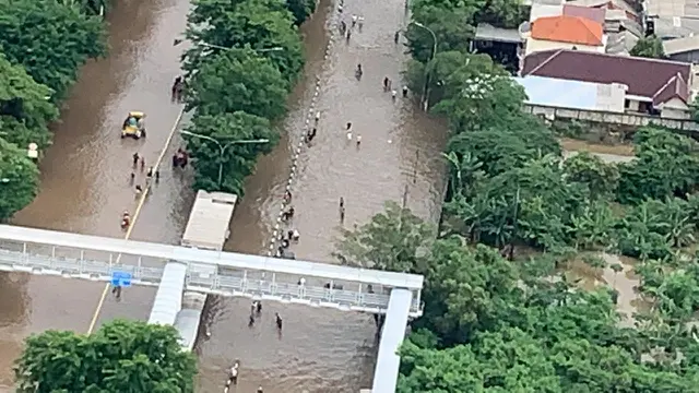 Pantauan titik banjir Jakarta dari udara yang dilakukan Kepala BNPB Letjen TNI Doni Monardo, Gubernur DKI Jakarta Anies Baswedan, dan Menteri PUPR Basuki.