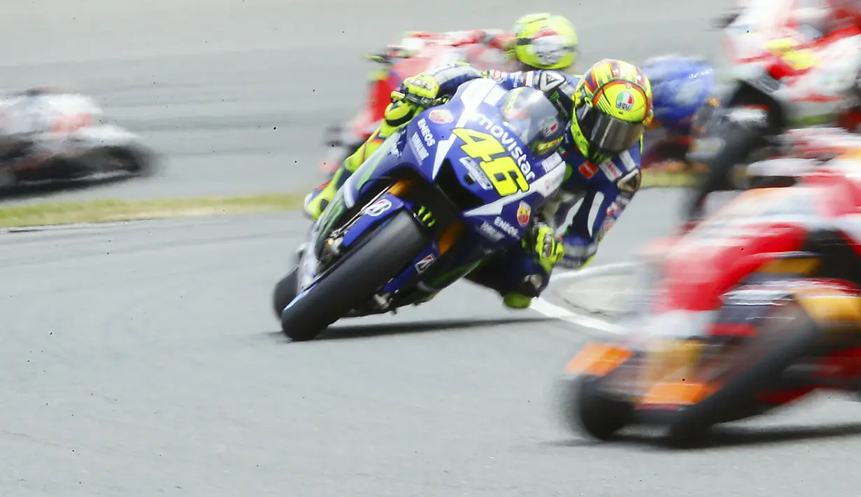 Valentino Rossi berjuang keras di barisan depan. (REUTERS/Hannibal Hanschke)