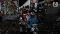 Sejumlah kendaraan menerobos Banjir yang menggenangi kawasan Seskoal - Cipulir, Jakarta, Selasa (4/4/2022). Hujan yang mengguyur wilayah Ibu Kota Jakarta mengakibatkan banjir menggenangi kawasan Simpang Seskoal, Kebayoran Lama, Jakarta. Banjir setinggi 50cm - 1 meter disebabkan saluran pembuangan berukuran kecil tersumbat. (Liputan6.com/Johan Tallo)