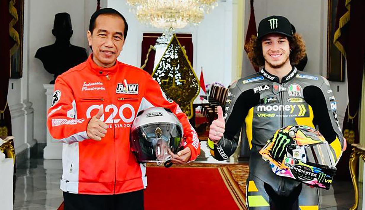 Setelah obrolan santai dengan para pembalap dan perwakilan Dorna, acara dilanjutkan dengan sesi foto. Tampak Presiden Jokowi berfoto dengan Marco Bezzecchi, pembalap MotoGP dari tim Mooney VR46 Racing Team. (Biro Pers Sekretariat Presiden/Laily Rachev)