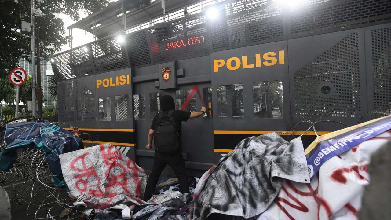Mensesneg temui mahasiswa di aksi Indonesia Gelap