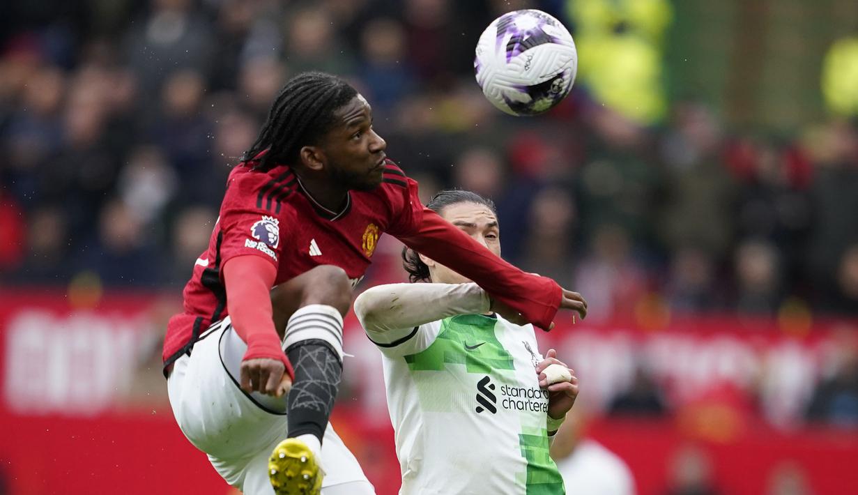 Bek Manchester United, Willy Kambwala (kiri) mengontrol bola di depan striker Liverpool, Darwin Nunez pada laga pekan ke-32 Premier League 2023/2024 di Old Trafford Stadium, Manchester, Minggu (7/4/2024). (AP Photo/Dave Thompson)
