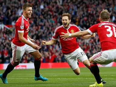 Daley Blind mencetak gol pertama Manchester United saat mengalahkan Liverpool 3-1 dalam lanjutan Liga Premier Inggris di Stadion Old Trafford, Inggris. Sabtu (12/9/2015). (Action Images via Reuters/Carl Recine)
