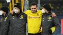 Bek Borussia Dortmund, Mats Hummels (tengah), meninggalkan lapangan usai mengalami cedera dalam laga lanjutan Liga Champions 2020/21 Grup F melawan Lazio di Signal Iduna Park Stadium, Dortmund, Rabu (2/12/2020) waktu setempat. Dortmund bermain imbang 1-1 dengan Lazio. (AFP/Ina Fassbender)