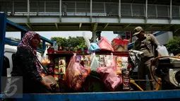 Seorang pedagang beserta dagangannya ikut di bawa petugas, Jakarta, Senin (17/10). Aktifitas ini dilakukan untuk membersihkan bahu jalan agar bersih dan dapat di gunakan kembali sebagai fungsinya. (Liputan6.com/Johan Tallo)