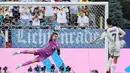 Kiper Paraguay Orlando Gill Paraguay menyelamatkan penalti keempat dari pemain Jerman Nick Woltemade dalam adu penalti selama pertandingan Babak 32 Besar Piala Dunia FIFA 2026 antara Jerman dan Paraguay di Stadion Boston pada 29 Juni 2026 di Foxborough, Massachusetts, AS, Senin (29/06/2026). AFP/ Getty Images/ Michael Reaves