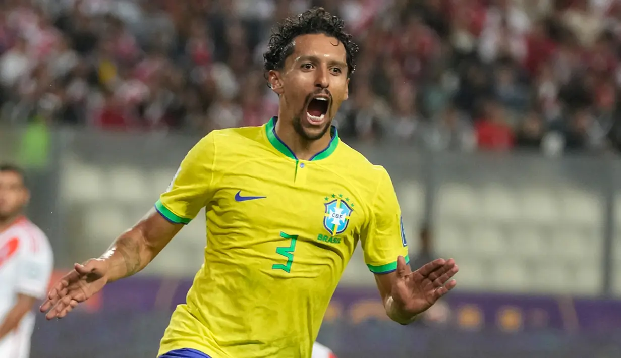 Gol yang ditunggu-tunggu Brasil baru tercipta pada menit ke-90. Umpan Neymar yang bermula dari situasi sepak pojok mampu disundul Marquinhos untuk menggetarkan gawang Peru. (AP Photo/Martin Mejia)
