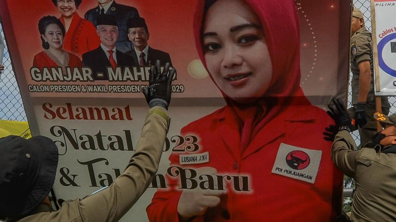 Pencopotan APK dilakukan karena baliho-baliho bergambar wajah caleg itu melanggar aturan yang melarang pemasangan APK di sepanjang jalan utama Kota Depok.