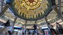 Foto yang diambil pada tanggal 2 Juni 2024 ini menunjukkan para pelancong yang berjalan melalui pintu keluar selatan Marunouchi di stasiun Tokyo, salah satu dari 30 stasiun di sepanjang Jalur JR Yamanote di Tokyo. (Richard A. Brooks/AFP)
