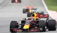 Pembalap Red Bull asal Belanda, Max Verstappen mengemudikan mobilnya saat Formula 1 Grand Prix Malaysia di Sepang, Minggu (01/10) (AFP PHOTO / MOHD RASFAN)