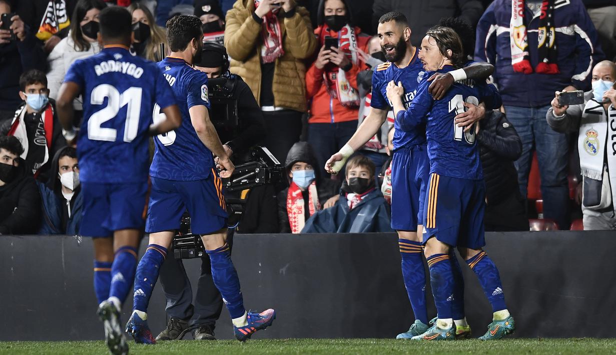 Penyerang Real Madrid, Karim Benzema (kedua kanan) berselebrasi dengan rekan setimnya usai mencetak gol ke gawang Rayo Vallecano pada pertandingan La Liga Spanyol di stadion Vallecas di Madrid, Spanyol, Minggu (27/2/2022). Real Madrid menang tipis atas Rayo Vallecano 1-0. (AP Photo/Jose Breton)